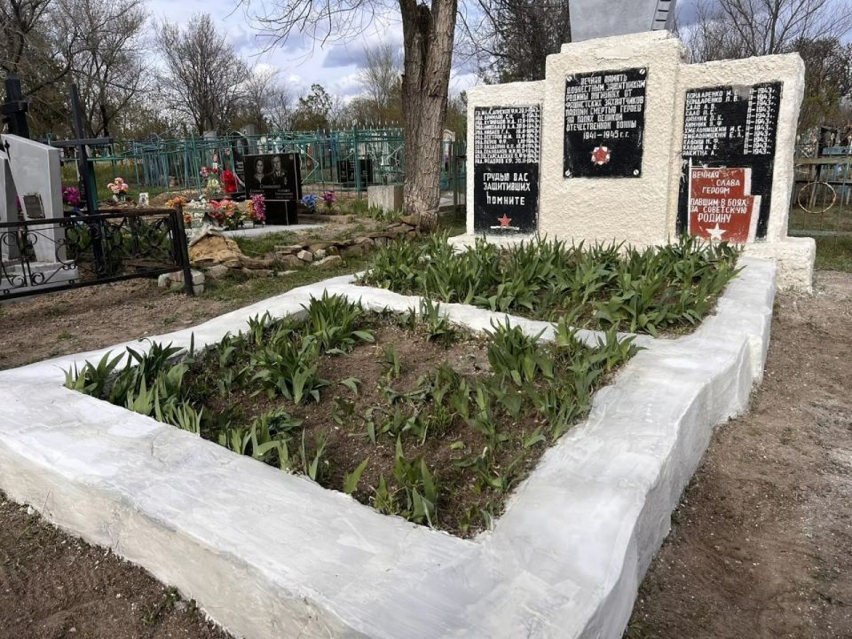 В поселке Новосветловка провели субботник по уходу за братской могилой советских солдат В поселке Новосветловка провели субботник по уходу за братской могилой советских солдат