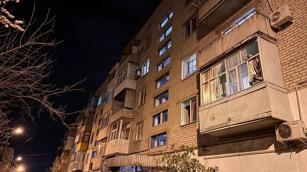 Луганск ночью подвергся массированной атаке беспилотников Луганск ночью подвергся массированной атаке беспилотников