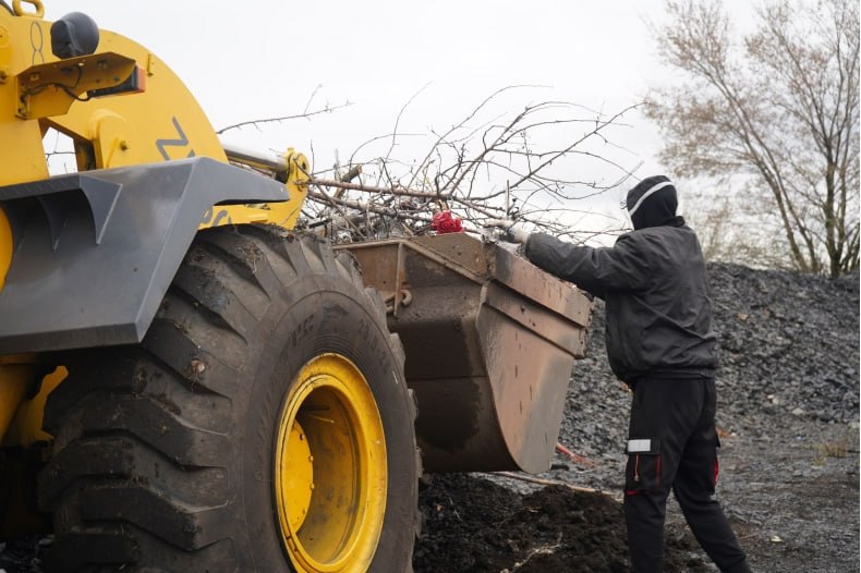 В Свердловском округе коммунальные службы приводят в порядок кладбища перед Пасхой и Красной горкой В Свердловском округе коммунальные службы приводят в порядок кладбища перед Пасхой и Красной горкой