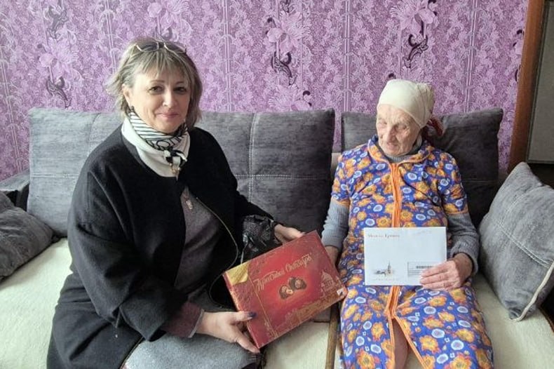 В пгт Шахтёрский поздравили с 96-летием долгожителя Екатерину Буткову