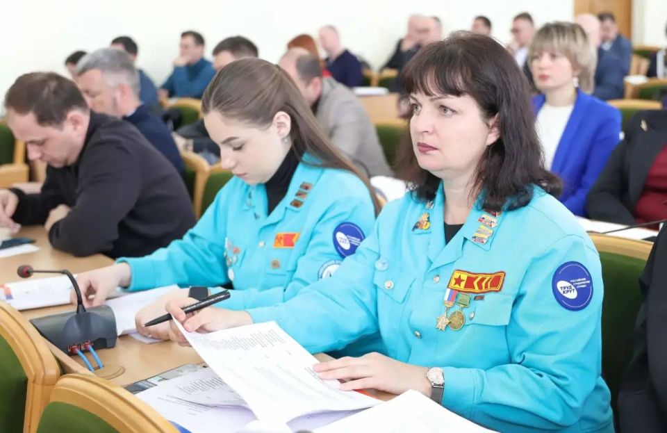 Совет по социальному партнерству в сфере занятости молодежи начал работать в ЛНР, первое заседание состоялось в Доме Правительства в Луганске. Об этом с места события передает корреспондент ЛИЦ Совет по социальному партнерству в сфере занятости молодежи начал работать в ЛНР, первое заседание состоялось в Доме Правительства в Луганске. Об этом с места события передает корреспондент ЛИЦ