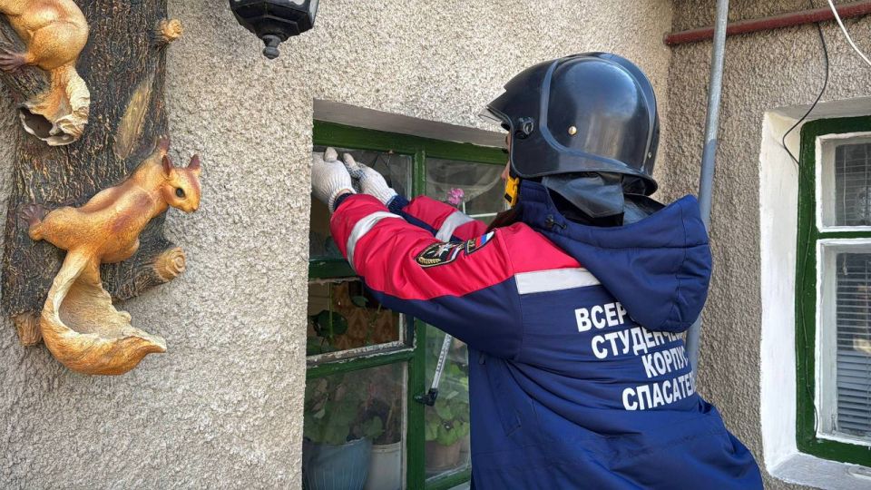 Участники Всероссийского студенческого корпуса спасателей ликвидируют в Луганске последствия ночного обстрела Участники Всероссийского студенческого корпуса спасателей ликвидируют в Луганске последствия ночного обстрела