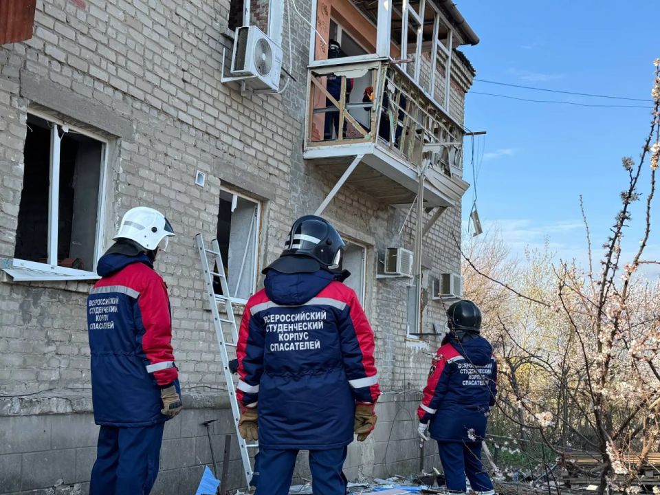 20 добровольцев ВСКС помогают на месте ночного обстрела в Луганске 20 добровольцев ВСКС помогают на месте ночного обстрела в Луганске