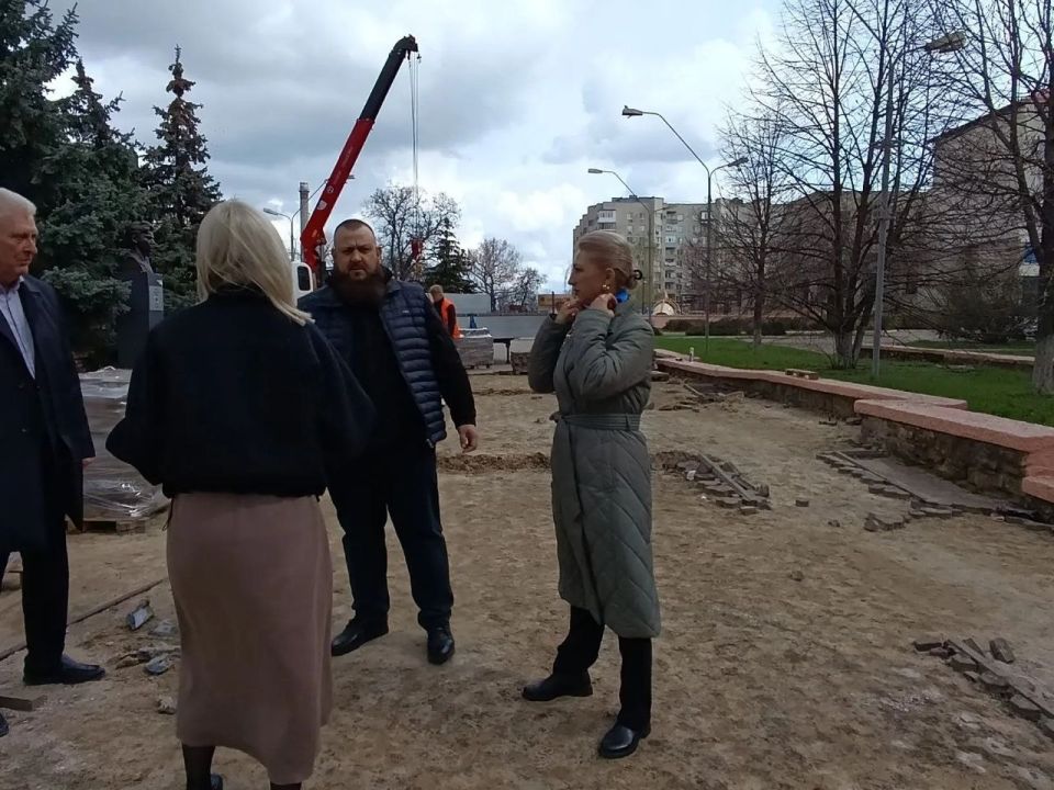 Иван Санаев: Аллея Молодой гвардии в Краснодоне - один из объектов народной программы партии "Единая Россия", реализуемый в рамках федерального проекта "Формирование комфортной городской среды" Иван Санаев: Аллея Молодой гвардии в Краснодоне - один из объектов народной программы партии "Единая Россия", реализуемый в рамках федерального проекта "Формирование комфортной городской среды"