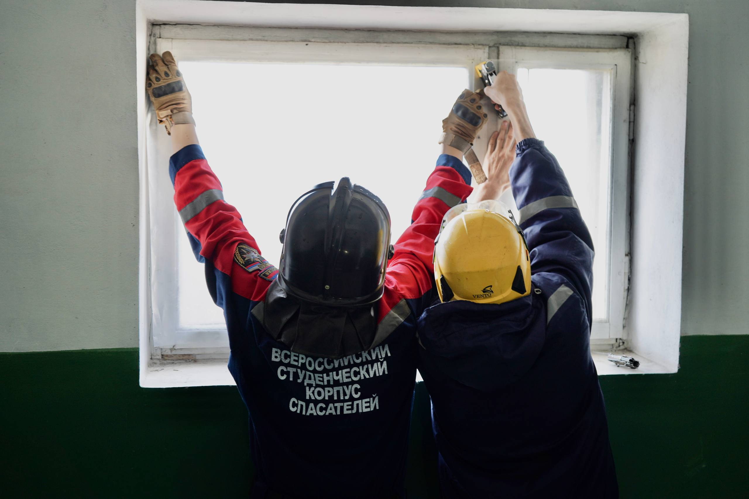 Добровольцы ЛугРО ВСКС устраняют последствия атаки БПЛА в Луганске