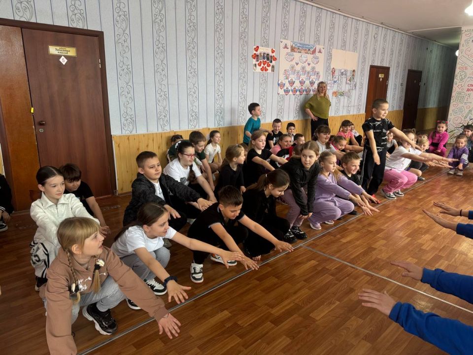 Бодрое утро со «Молодой Гвардией»: зарядка для самых юных в Славяносербской школе Бодрое утро со «Молодой Гвардией»: зарядка для самых юных в Славяносербской школе