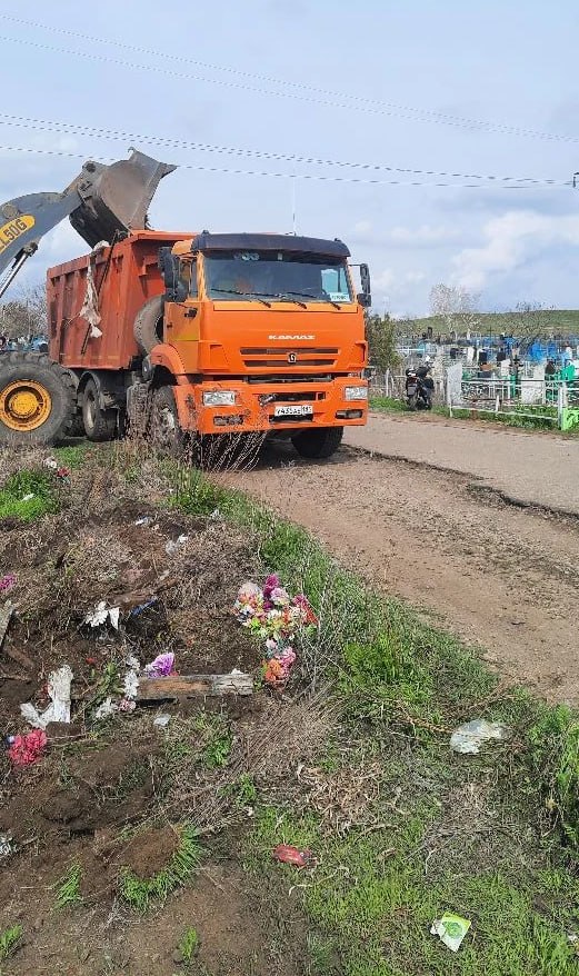 В Краснодонском муниципальном округе активно проводятся работы по уборке и благоустройству кладбищ в преддверии светлого праздника Воскресения Христова В Краснодонском муниципальном округе активно проводятся работы по уборке и благоустройству кладбищ в преддверии светлого праздника Воскресения Христова