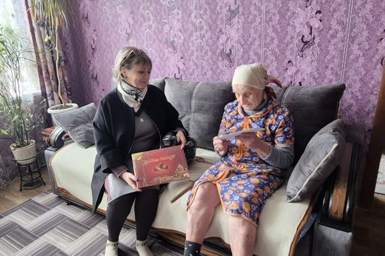 В пгт Шахтёрский поздравили с 96-летием долгожителя Екатерину Буткову В пгт Шахтёрский поздравили с 96-летием долгожителя Екатерину Буткову