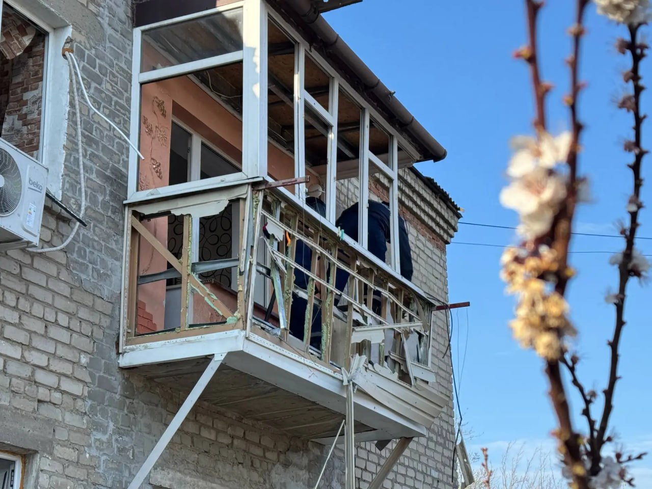 20 добровольцев ВСКС помогают на месте ночного обстрела в Луганске 20 добровольцев ВСКС помогают на месте ночного обстрела в Луганске