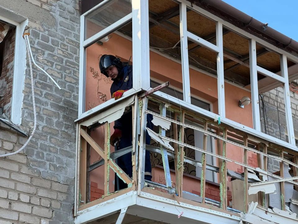 20 добровольцев ВСКС помогают на месте ночного обстрела в Луганске 20 добровольцев ВСКС помогают на месте ночного обстрела в Луганске