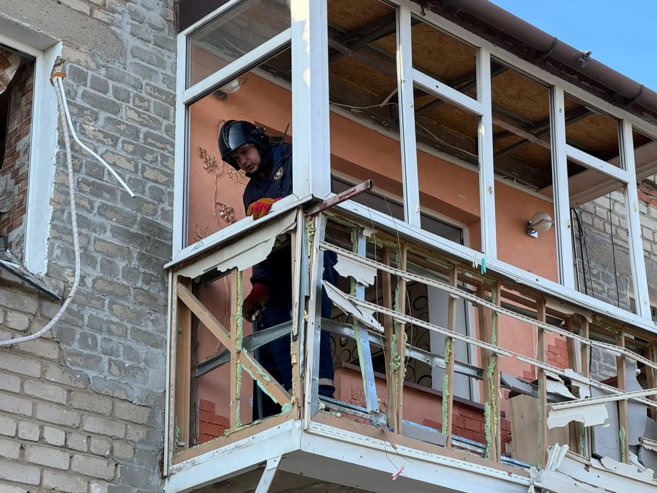 20 добровольцев ВСКС помогают на месте ночного обстрела в Луганске 20 добровольцев ВСКС помогают на месте ночного обстрела в Луганске