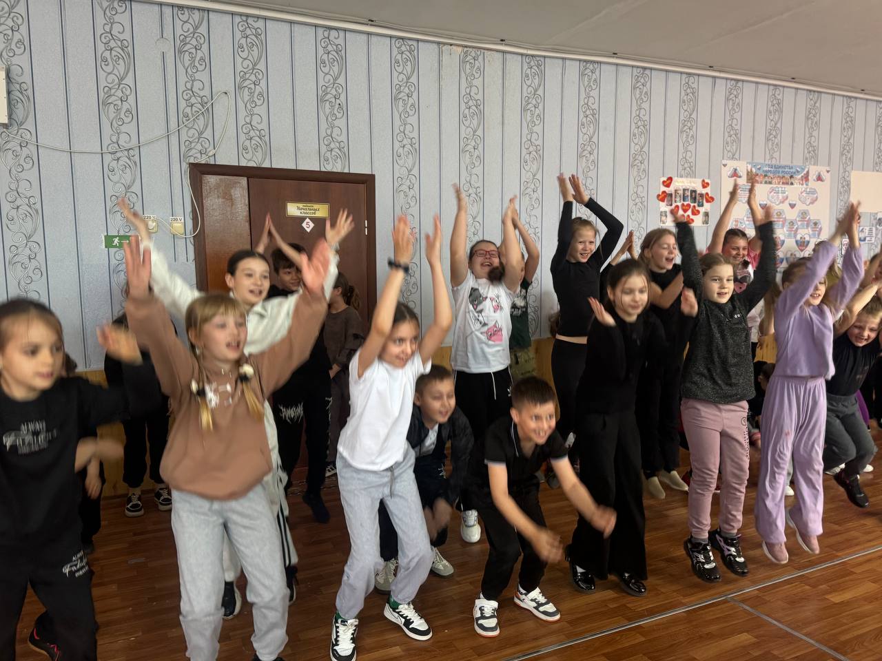 Бодрое утро со «Молодой Гвардией»: зарядка для самых юных в Славяносербской школе Бодрое утро со «Молодой Гвардией»: зарядка для самых юных в Славяносербской школе