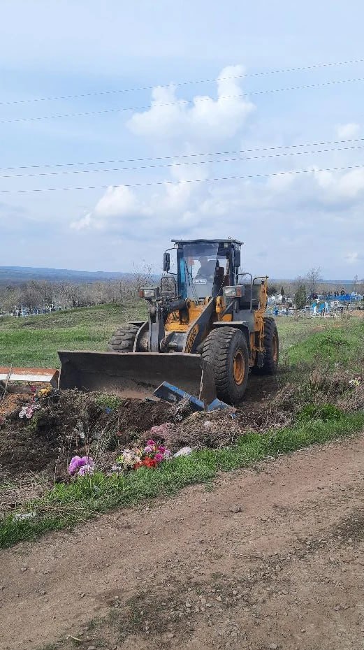 В Краснодонском муниципальном округе активно проводятся работы по уборке и благоустройству кладбищ в преддверии светлого праздника Воскресения Христова В Краснодонском муниципальном округе активно проводятся работы по уборке и благоустройству кладбищ в преддверии светлого праздника Воскресения Христова