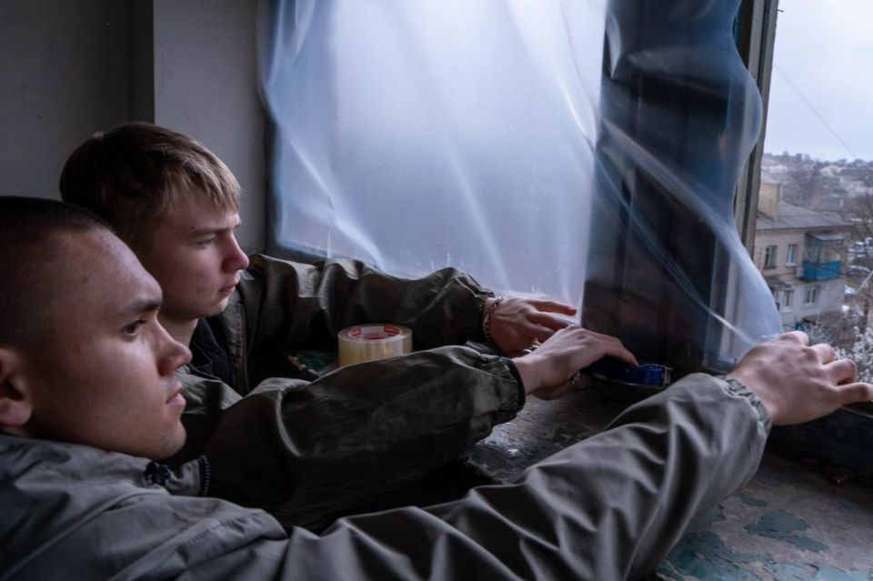 Порядка 20 активистов регионального отделения Народного фронта и молодежного крыла организации помогают ликвидировать последствия ночной атаки БПЛА в Луганске Порядка 20 активистов регионального отделения Народного фронта и молодежного крыла организации помогают ликвидировать последствия ночной атаки БПЛА в Луганске