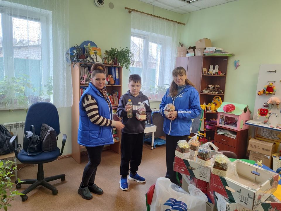 В преддверии праздника Светлой Пасхи, руководитель фракции Александр Фещенко и заместитель Главы Администрации Кременского муниципального округа Ирина Смага совместно с единороссами посетили ГУ ЛНР "Республиканский центр... В преддверии праздника Светлой Пасхи, руководитель фракции Александр Фещенко и заместитель Главы Администрации Кременского муниципального округа Ирина Смага совместно с единороссами посетили ГУ ЛНР "Республиканский центр...