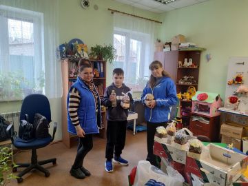 В преддверии праздника Светлой Пасхи, руководитель фракции Александр Фещенко и заместитель Главы Администрации Кременского муниципального округа Ирина Смага совместно с единороссами посетили ГУ ЛНР "Республиканский центр...