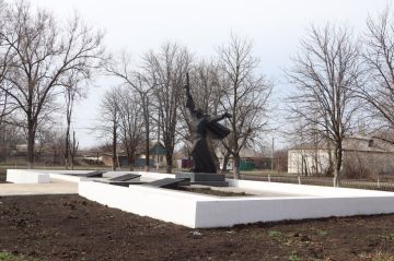 Благоустраивается сквер в Алмазной по Народной программе: лавочки для памяти установят у железнодорожной станции ко Дню Победы