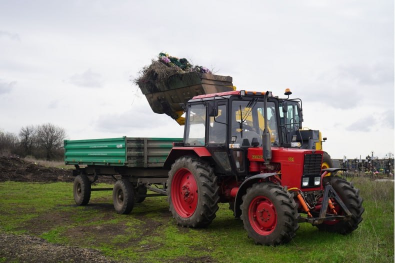 В Свердловском округе коммунальные службы приводят в порядок кладбища перед Пасхой и Красной горкой В Свердловском округе коммунальные службы приводят в порядок кладбища перед Пасхой и Красной горкой