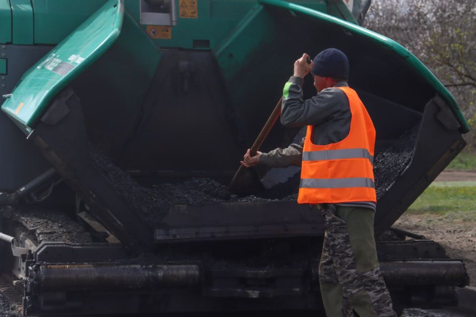 В ЛНР стартовал дорожный сезон В ЛНР стартовал дорожный сезон