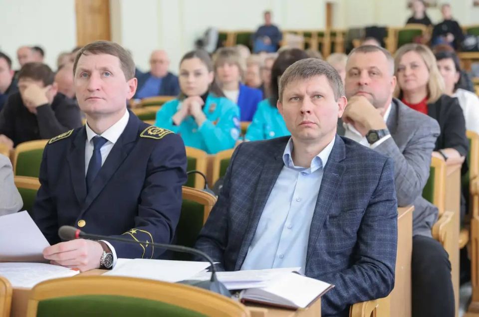 Совет по социальному партнерству в сфере занятости молодежи начал работать в ЛНР, первое заседание состоялось в Доме Правительства в Луганске. Об этом с места события передает корреспондент ЛИЦ Совет по социальному партнерству в сфере занятости молодежи начал работать в ЛНР, первое заседание состоялось в Доме Правительства в Луганске. Об этом с места события передает корреспондент ЛИЦ