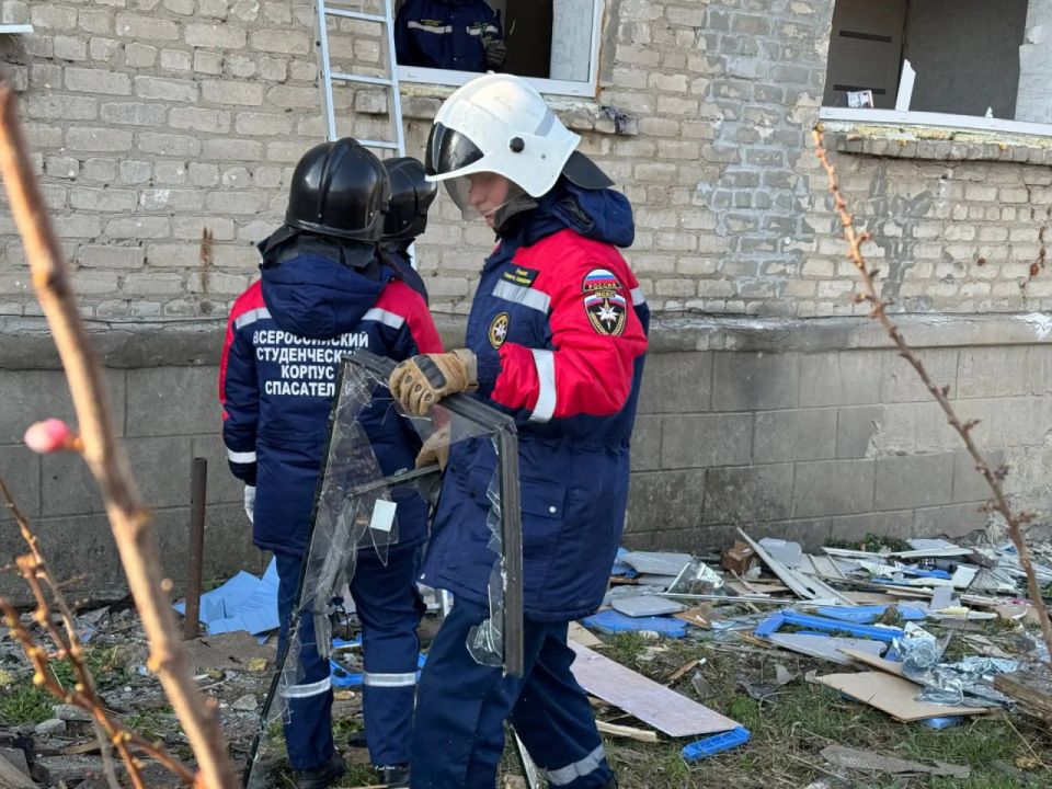 20 добровольцев ВСКС помогают на месте ночного обстрела в Луганске 20 добровольцев ВСКС помогают на месте ночного обстрела в Луганске