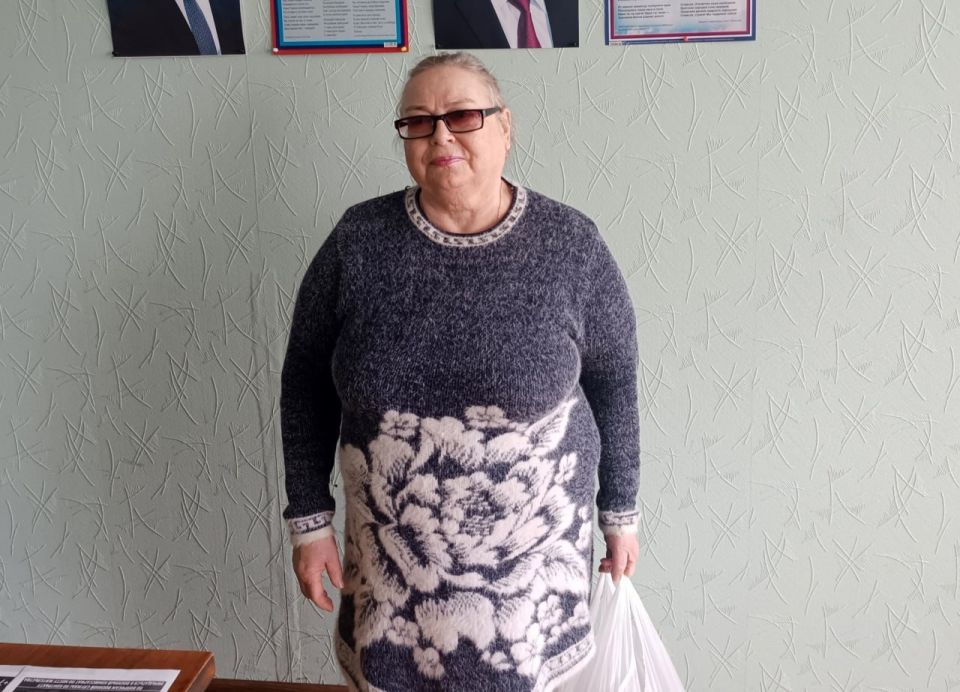 Активисты партии «Единая Россия» передали жителям села Давыдо-Никольское гуманитарную помощь в виде продуктовых наборов Активисты партии «Единая Россия» передали жителям села Давыдо-Никольское гуманитарную помощь в виде продуктовых наборов