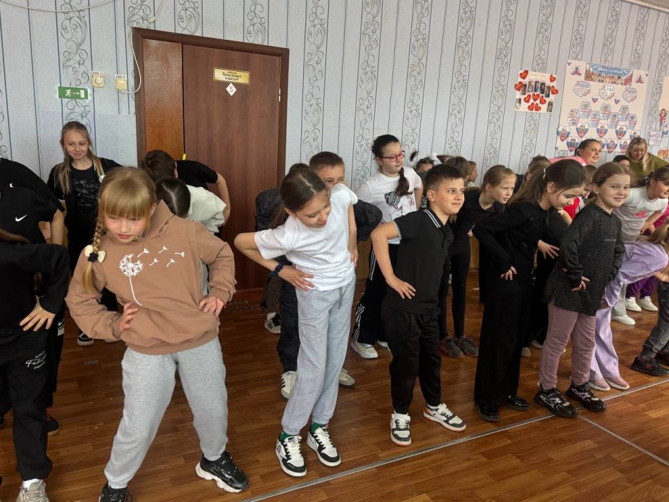Бодрое утро со «Молодой Гвардией»: зарядка для самых юных в Славяносербской школе Бодрое утро со «Молодой Гвардией»: зарядка для самых юных в Славяносербской школе