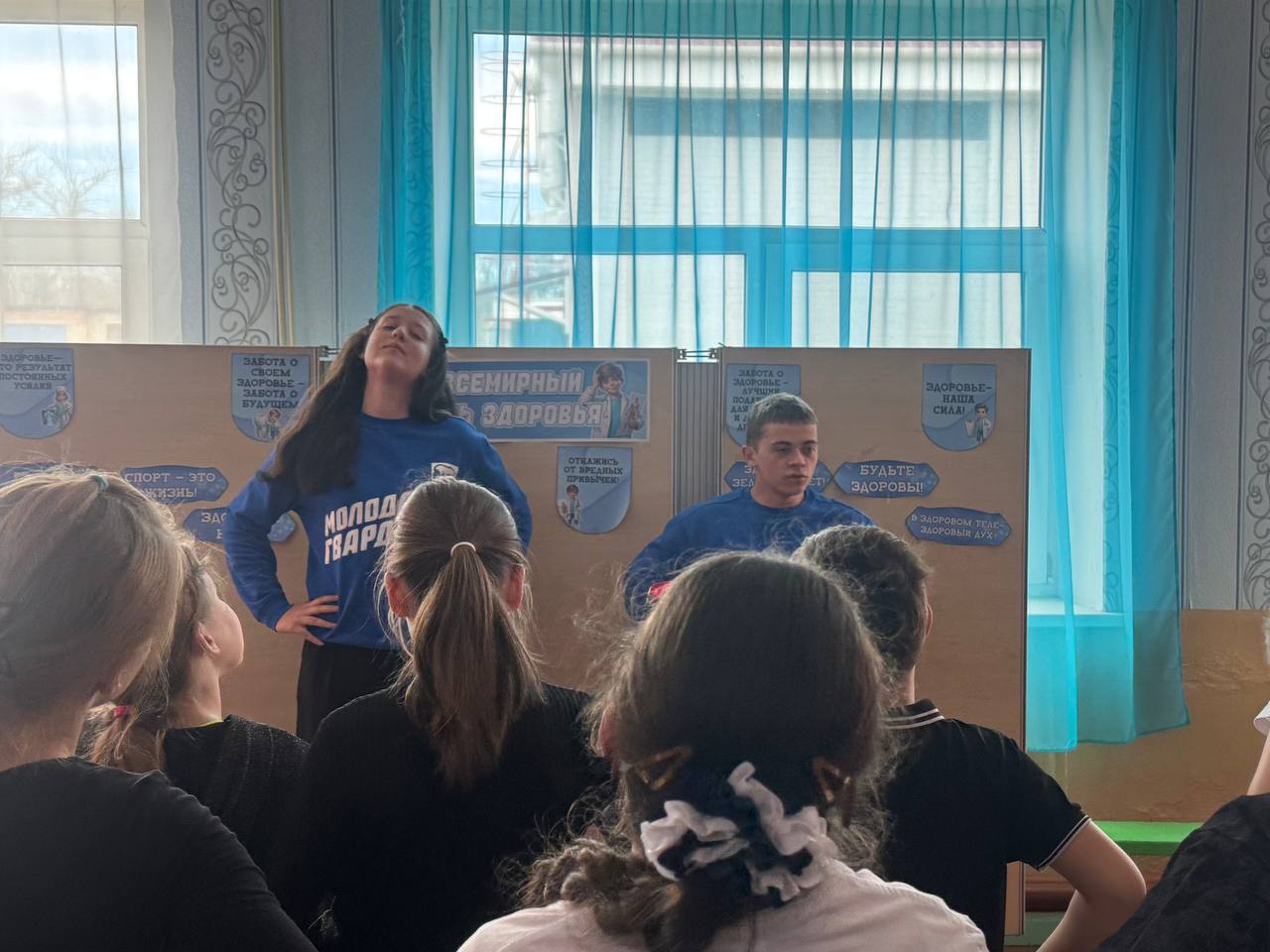 Бодрое утро со «Молодой Гвардией»: зарядка для самых юных в Славяносербской школе Бодрое утро со «Молодой Гвардией»: зарядка для самых юных в Славяносербской школе