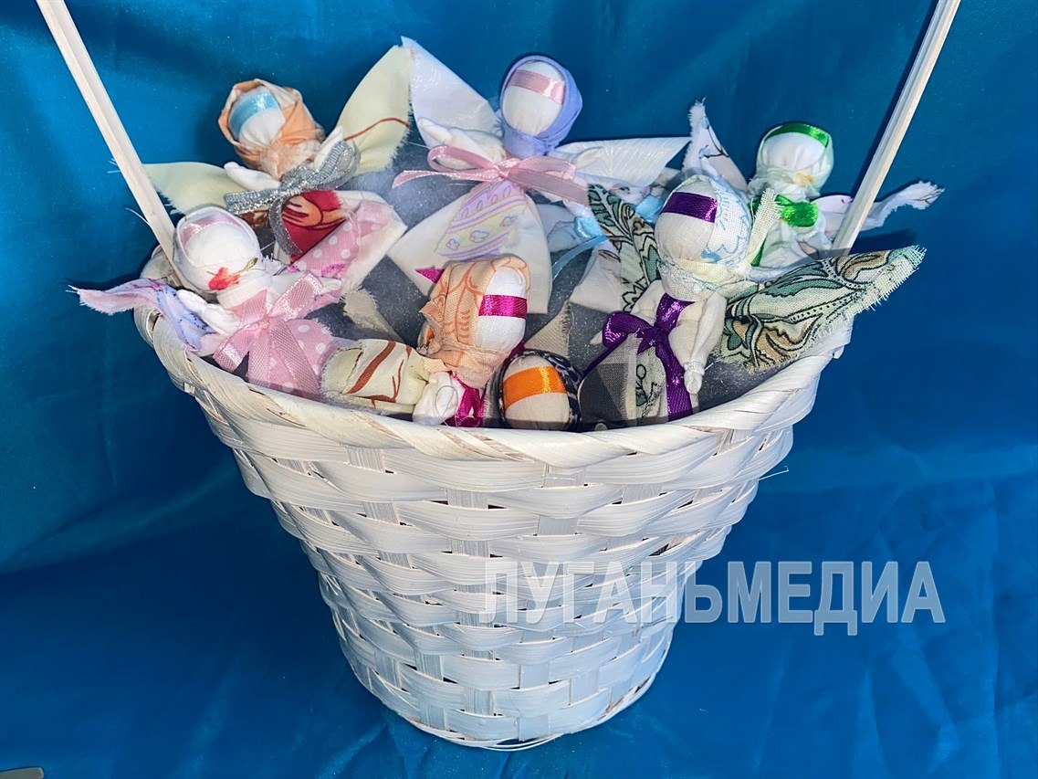 В преддверии Пасхи жители Кировска посетили мастер-класс по созданию куклы-мотанки «Ангел – отдарок на подарок» В преддверии Пасхи жители Кировска посетили мастер-класс по созданию куклы-мотанки «Ангел – отдарок на подарок»