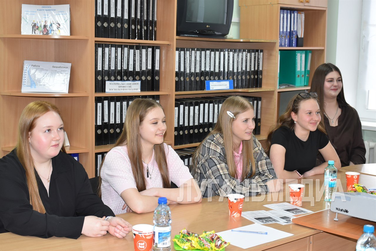 Выпускники школы села Можняковка Новопсковского округа познакомились с проектом «Профориентация и маршрутизация молодежи» Выпускники школы села Можняковка Новопсковского округа познакомились с проектом «Профориентация и маршрутизация молодежи»