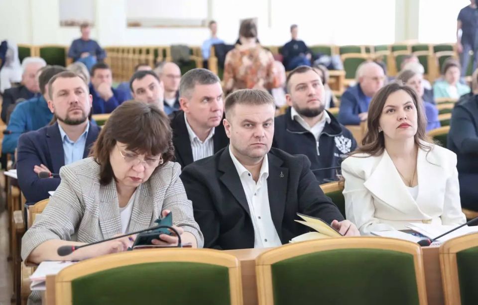 Совет по социальному партнерству в сфере занятости молодежи начал работать в ЛНР, первое заседание состоялось в Доме Правительства в Луганске. Об этом с места события передает корреспондент ЛИЦ Совет по социальному партнерству в сфере занятости молодежи начал работать в ЛНР, первое заседание состоялось в Доме Правительства в Луганске. Об этом с места события передает корреспондент ЛИЦ
