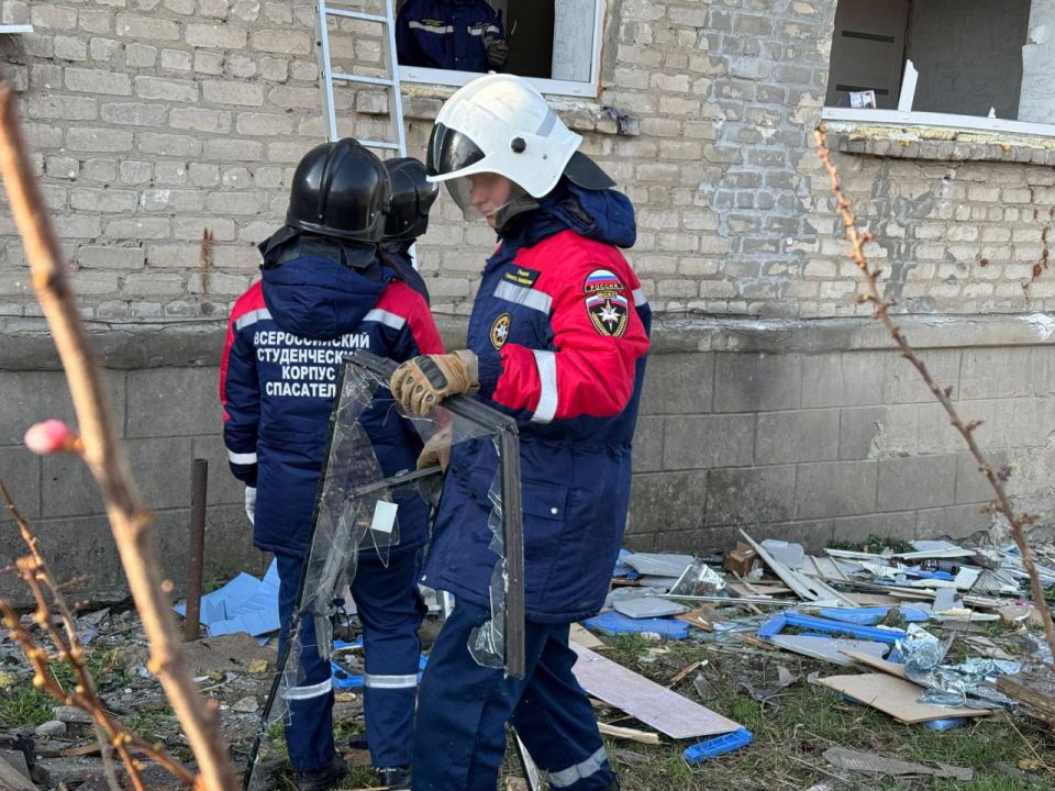 20 добровольцев ВСКС помогают на месте обстрела со стороны ВФУ 20 добровольцев ВСКС помогают на месте обстрела со стороны ВФУ