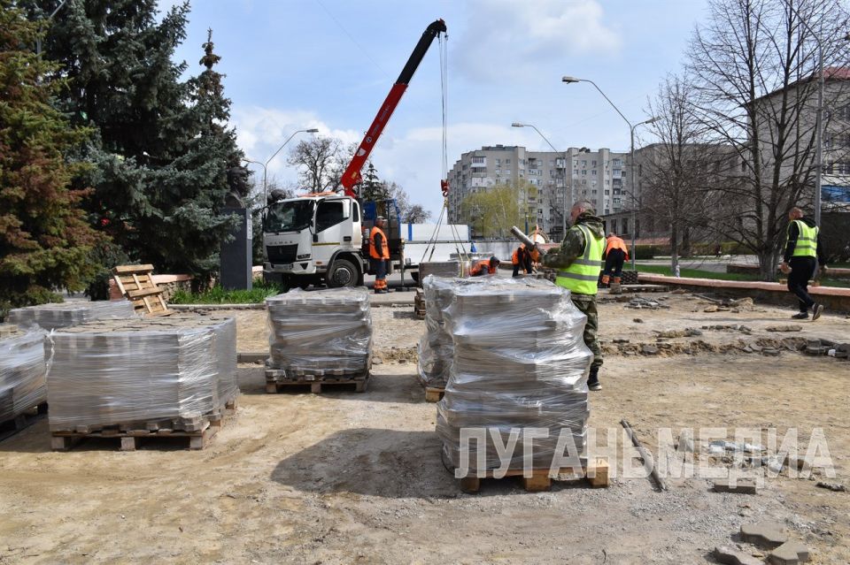 Партийный десант проверил ход ремонтных работ в Краснодоне Партийный десант проверил ход ремонтных работ в Краснодоне
