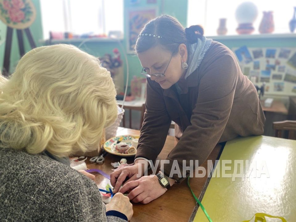 В преддверии Пасхи жители Кировска посетили мастер-класс по созданию куклы-мотанки «Ангел – отдарок на подарок» В преддверии Пасхи жители Кировска посетили мастер-класс по созданию куклы-мотанки «Ангел – отдарок на подарок»