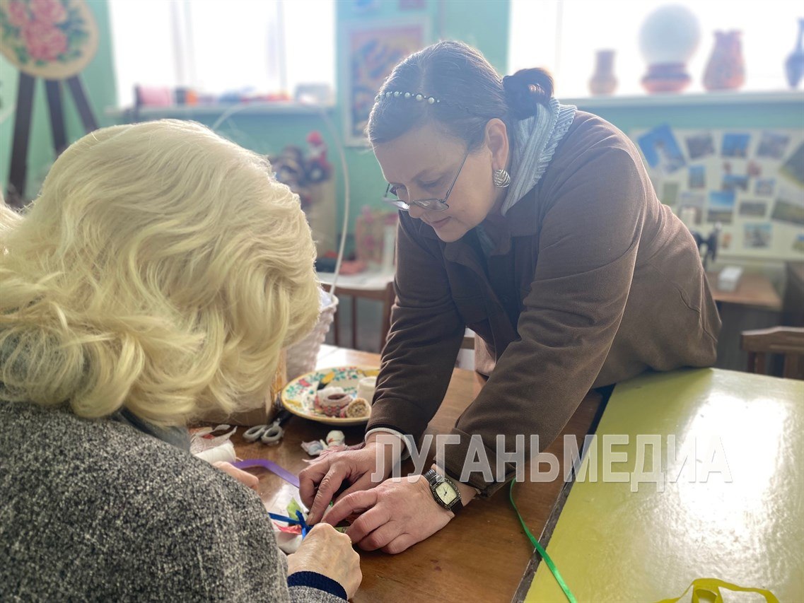 В преддверии Пасхи жители Кировска посетили мастер-класс по созданию куклы-мотанки «Ангел – отдарок на подарок» В преддверии Пасхи жители Кировска посетили мастер-класс по созданию куклы-мотанки «Ангел – отдарок на подарок»