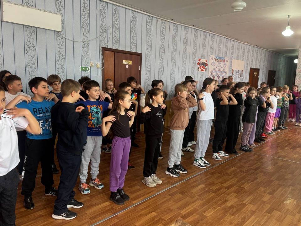 Бодрое утро со «Молодой Гвардией»: зарядка для самых юных в Славяносербской школе Бодрое утро со «Молодой Гвардией»: зарядка для самых юных в Славяносербской школе
