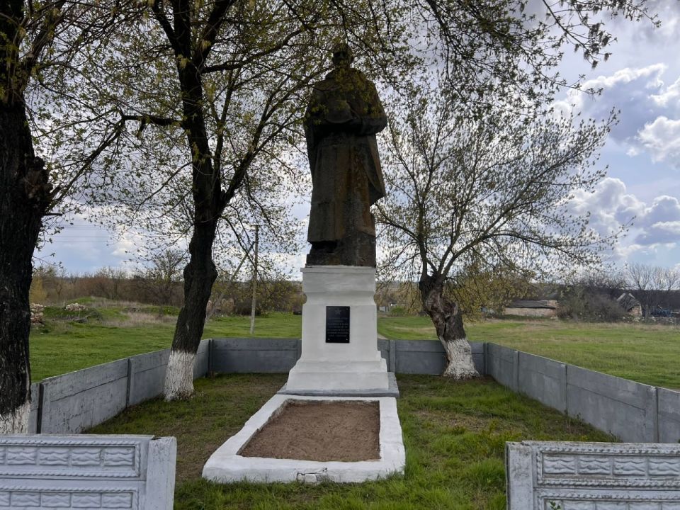 Весеннее благоустройство Братских могил Весеннее благоустройство Братских могил