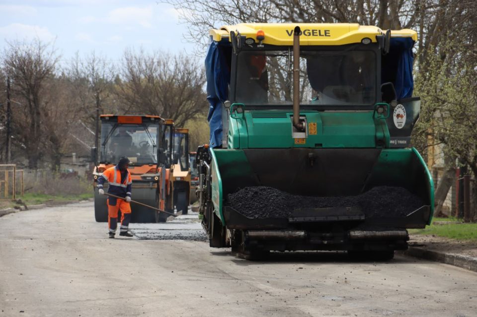 В ЛНР стартовал дорожный сезон В ЛНР стартовал дорожный сезон