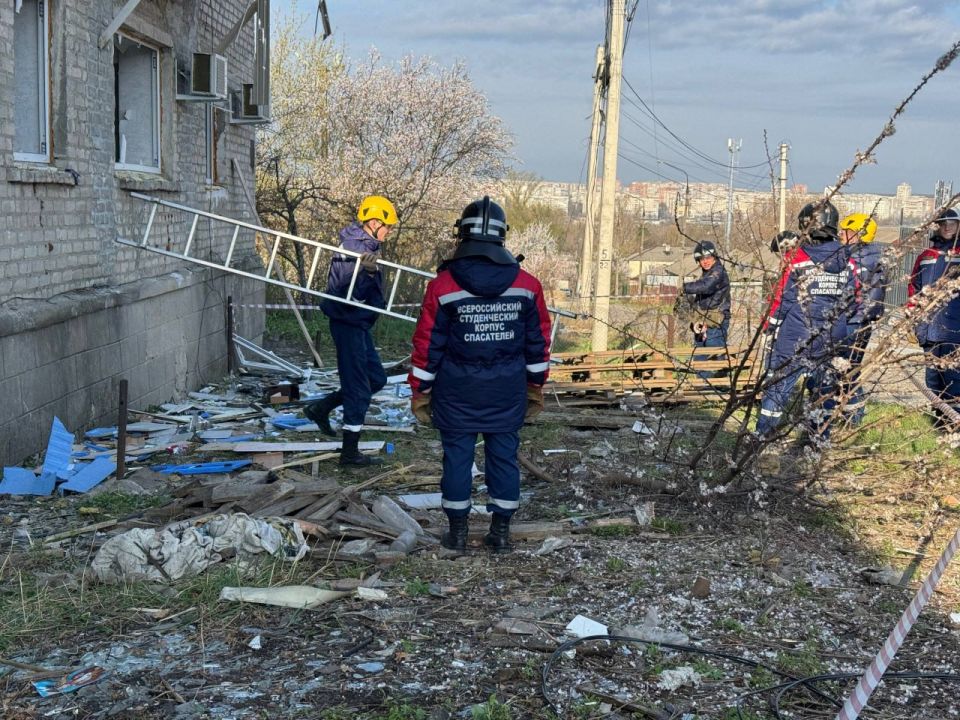 20 добровольцев ВСКС помогают на месте обстрела со стороны ВФУ 20 добровольцев ВСКС помогают на месте обстрела со стороны ВФУ