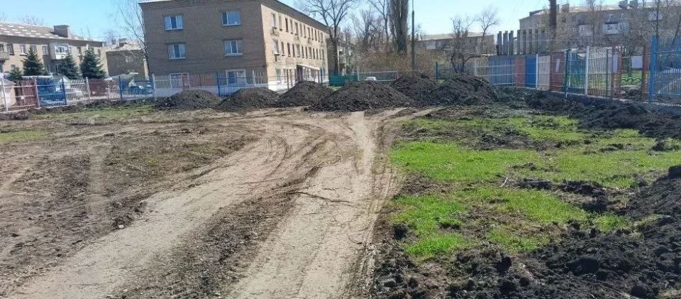 Андрей Рубанцов: В рамках реализации программ формирования современной городской среды, в Ровеньках продолжаются работы по благоустройству общественной территории по улице Чехова (район школы) Андрей Рубанцов: В рамках реализации программ формирования современной городской среды, в Ровеньках продолжаются работы по благоустройству общественной территории по улице Чехова (район школы)