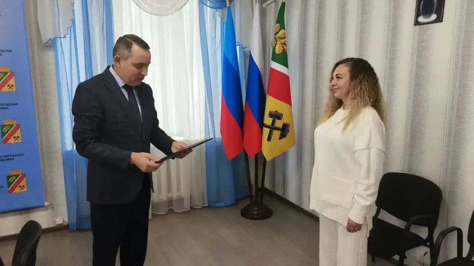 Андрей Губарев: Вручил благодарственные письма Народного Совета ЛНР волонтёрам города Первомайска за активную гражданскую позицию, бескорыстную помощь и поддержку бойцов СВО: Андрей Губарев: Вручил благодарственные письма Народного Совета ЛНР волонтёрам города Первомайска за активную гражданскую позицию, бескорыстную помощь и поддержку бойцов СВО: