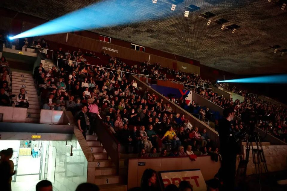 В минувшие выходные Дворец спорта «Юность» в Челябинске принял Кубок Губернатора Челябинской области по танцевальному спорту, приуроченный к Году единства народов России В минувшие выходные Дворец спорта «Юность» в Челябинске принял Кубок Губернатора Челябинской области по танцевальному спорту, приуроченный к Году единства народов России
