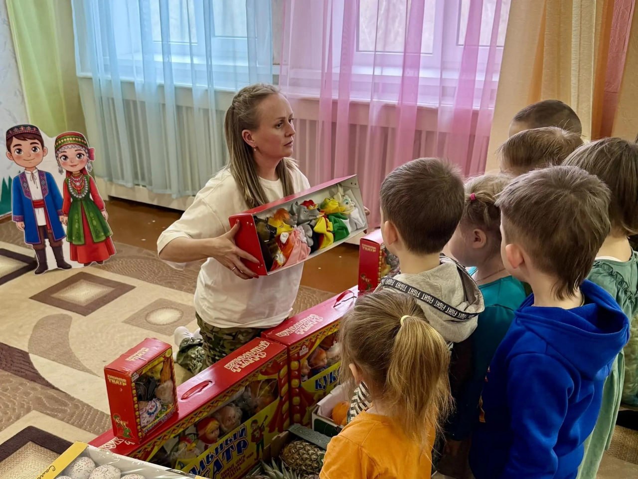 Пасхальные угощения, кукольный театр и многое другое привезли депутаты Ставрополья в детский сад в Стаханове
