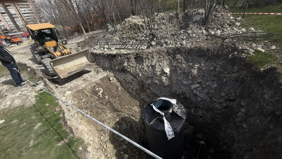 В восточной части Луганска обновляют участок канализационной сети В восточной части Луганска обновляют участок канализационной сети