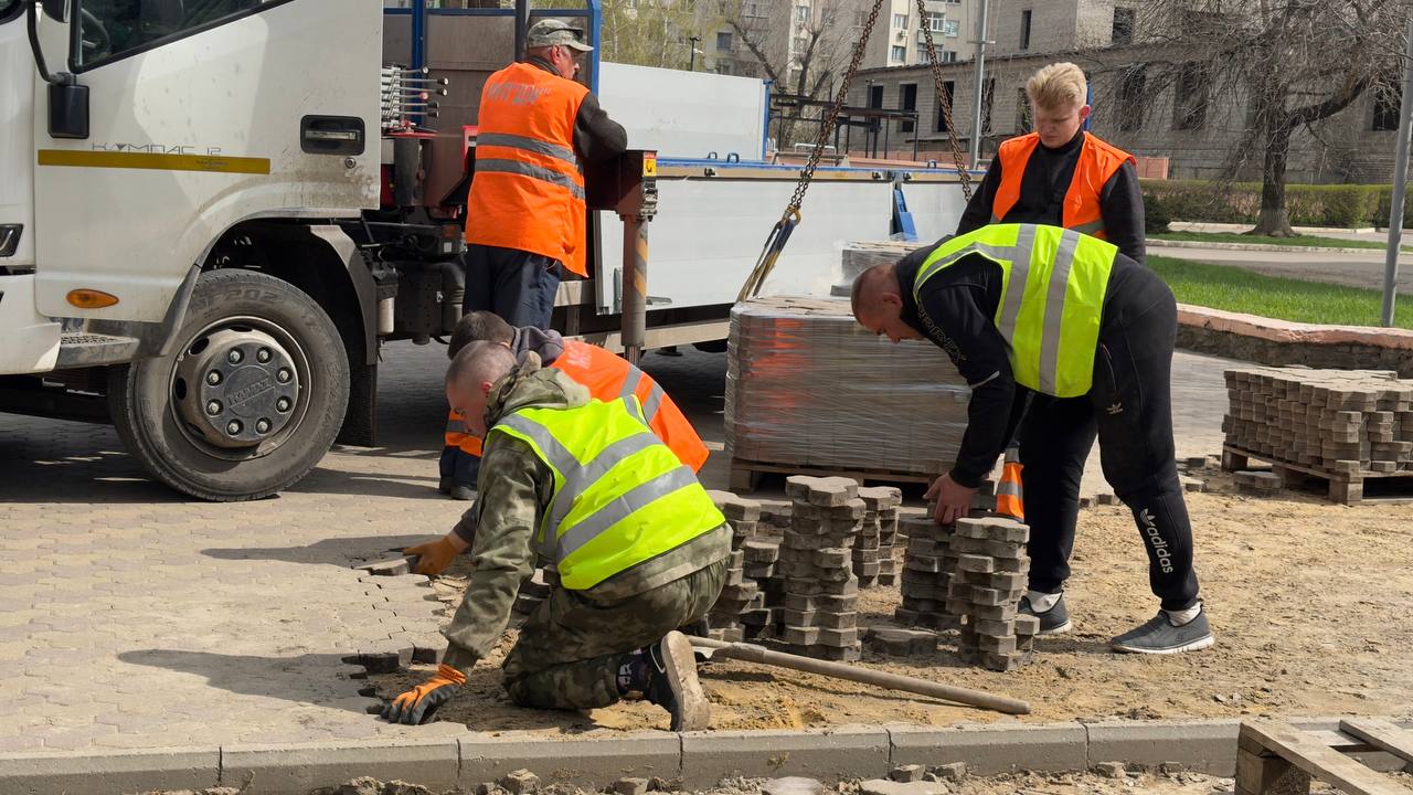 В Краснодоне по народной программе Единой России обновляют Аллею героев «Молодой гвардии» В Краснодоне по народной программе Единой России обновляют Аллею героев «Молодой гвардии»