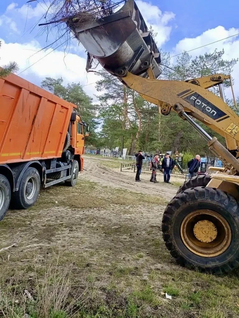 Сотрудники МУП «ДЭП города Рубежное» ведут масштабные работы по очистке и обновлению городских кладбищ