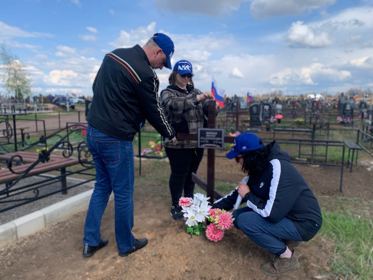 Субботник в Молодогвардейске: благоустройство могил погибших героев СВО на городском кладбище
