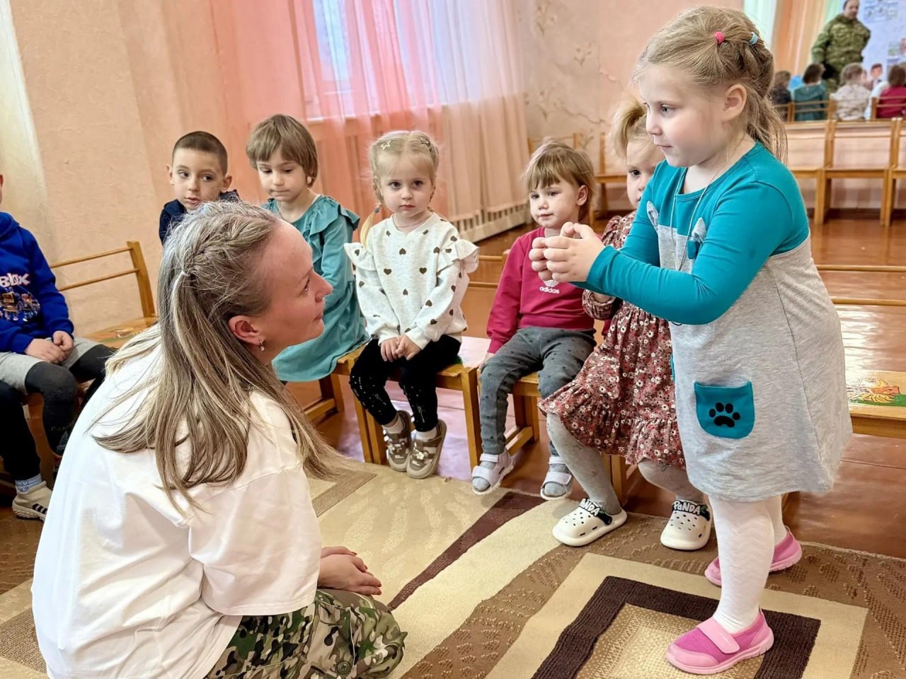 Пасхальные угощения, кукольный театр и многое другое привезли депутаты Ставрополья в детский сад в Стаханове Пасхальные угощения, кукольный театр и многое другое привезли депутаты Ставрополья в детский сад в Стаханове