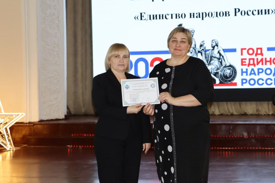«Учить главному»: в Стаханове прошла педконференция о единстве народов России «Учить главному»: в Стаханове прошла педконференция о единстве народов России