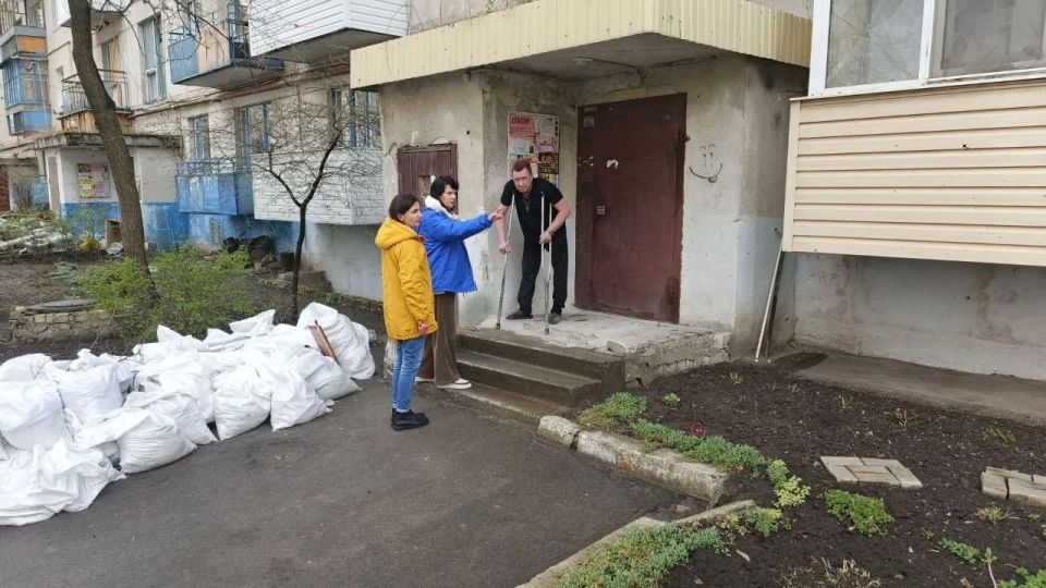 В рамках Народной программы рубежанские единороссы организовали встречу жителей с представителями подрядной организации, которая будет проводить ремонт их дома В рамках Народной программы рубежанские единороссы организовали встречу жителей с представителями подрядной организации, которая будет проводить ремонт их дома